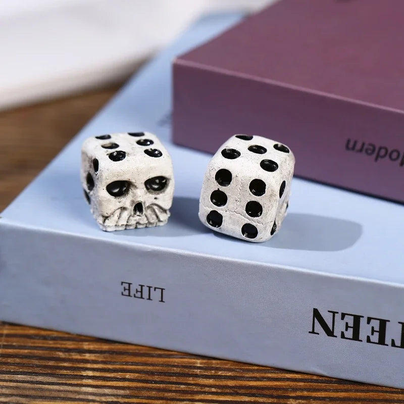1 Pcs 5 Pcs 16mm 6 Face Six Sided Skull Pattern Resin D6 Dot Dices Black White Point for DND TRPG RPG Table Board Game Halloween